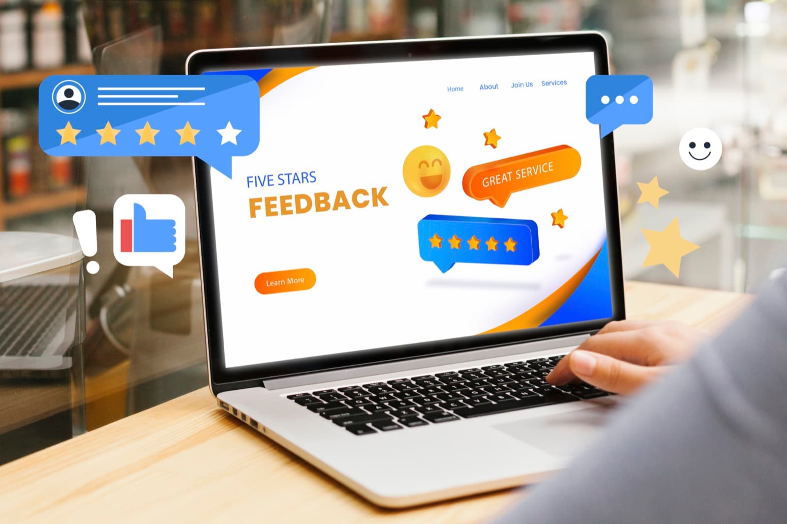 Laptop met klantbeoordelingen, 5-sterren reviews en feedback-iconen