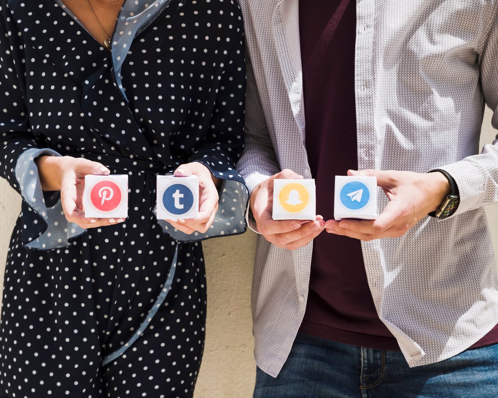 Twee ondernemers staan naast elkaar — symbolisch voor samenwerken aan zichtbaarheid op social media